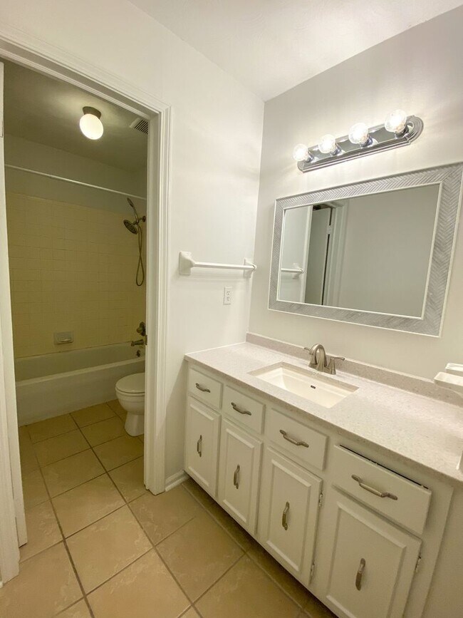 Building Photo - 3 bed 2 bath in East Memphis/ near of UofM...