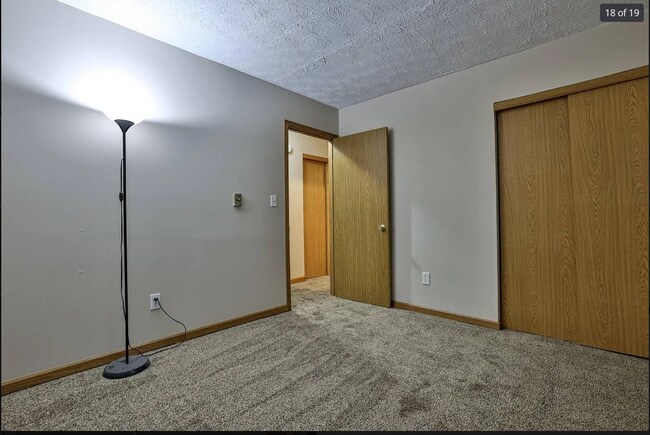 Building Photo - 6 Camelot Ct