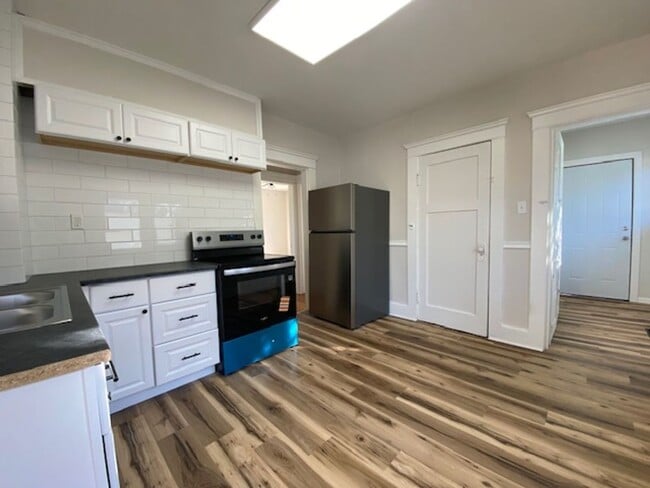 Building Photo - Welcome to this charming 4-bedroom, 1-bathroom home located in the heart of Springfield, OH+