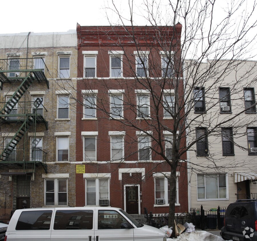 Building Photo - 208 Huron St