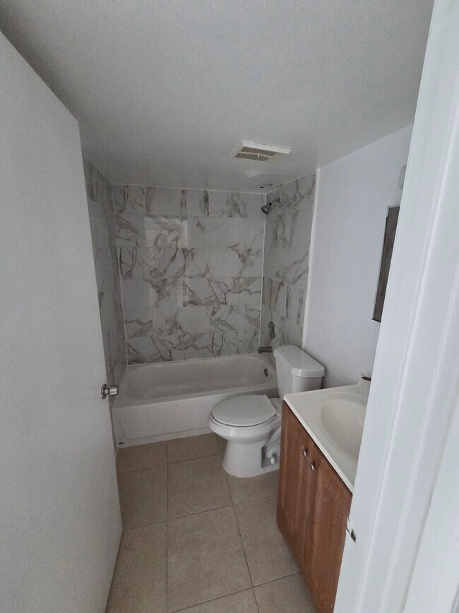 baño completo - 2460 W 56th St