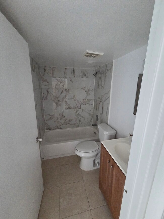 full bathroom - 2460 W 56th St