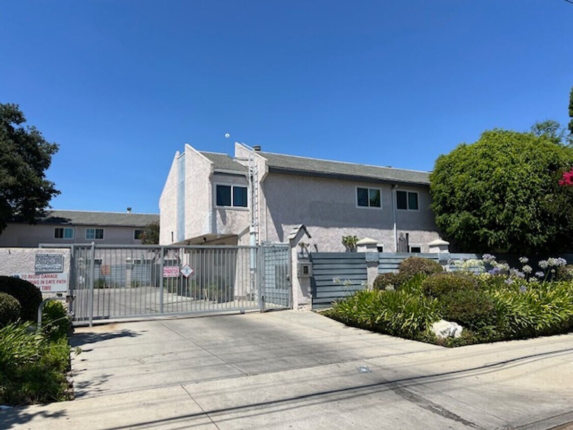 Foto principal - MOVE-IN READY 2+1.5 w/pool + spa, parking ...