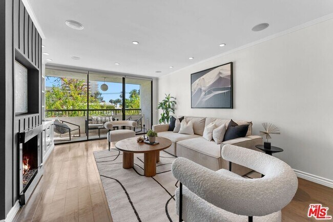 Foto del edificio - 906 N Doheny Dr