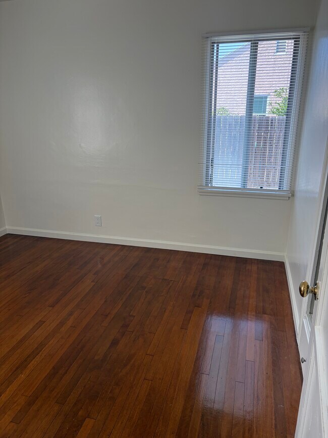 Foto del edificio - 2383 Belmont Ave