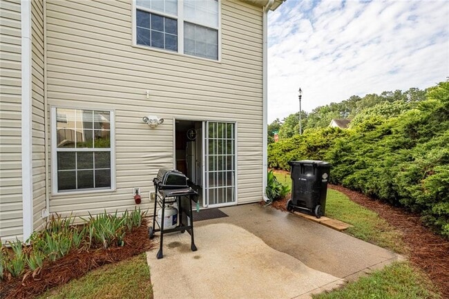 Building Photo - 401 Red Coat Ln