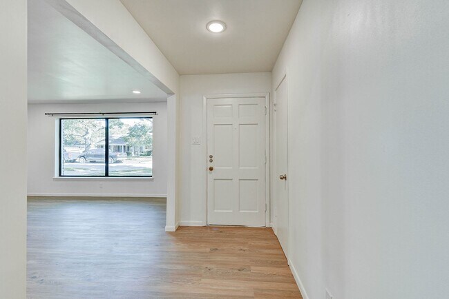 Building Photo - Fully Renovated Stunning Home!