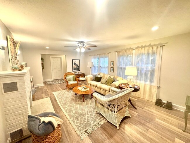 Building Photo - Beautiful 4 bed/3 bath home on large corne...