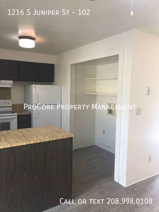 Building Photo - $1,195.00...2 Bed/1.5 Bath. Updated Unit. ...