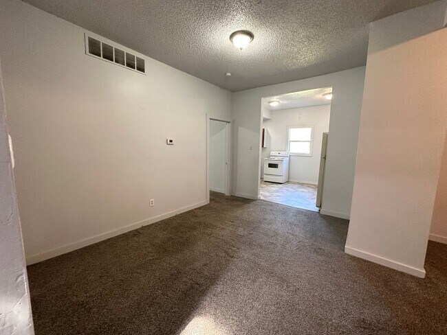 Foto del edificio - 4 bedroom / 2 bath home with lots of room!