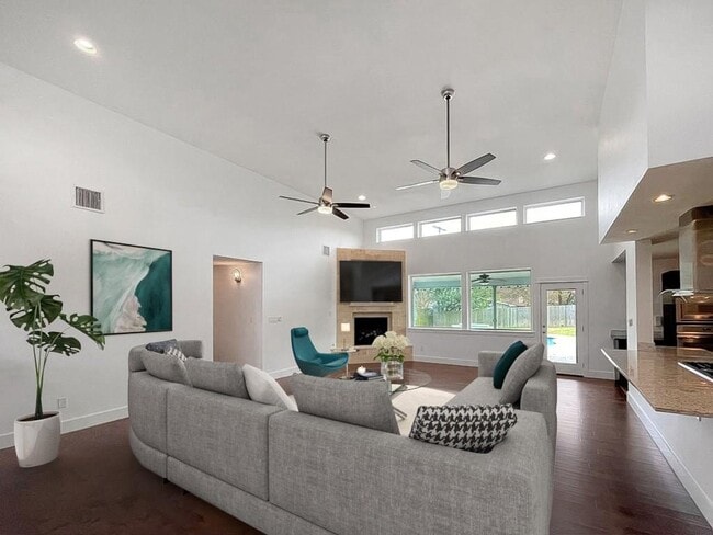 Building Photo - 2117 Barton Hills Dr