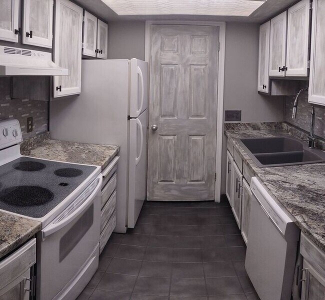 Building Photo - Great Location - Leafy Sandy Condo