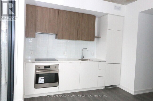 Building Photo - 161-1161 Roehampton Ave