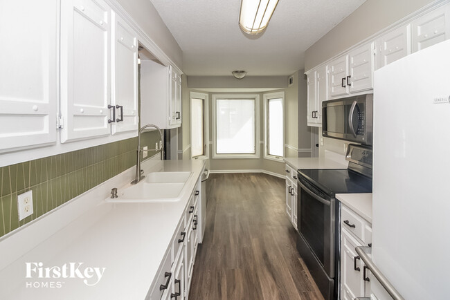 Foto del edificio - 425 Old Oak Ln