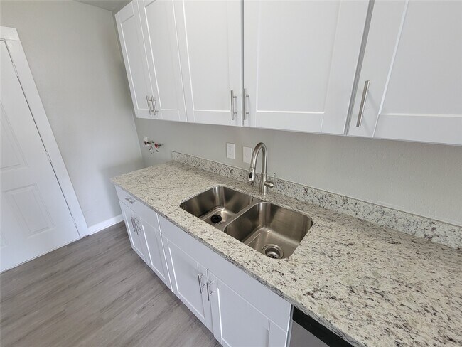 Foto del edificio - 4909 Holloway Dr