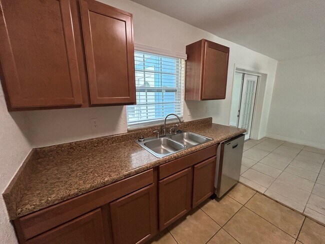 Foto del edificio - Nice 3 bedroom 2 bathroom House with Flori...