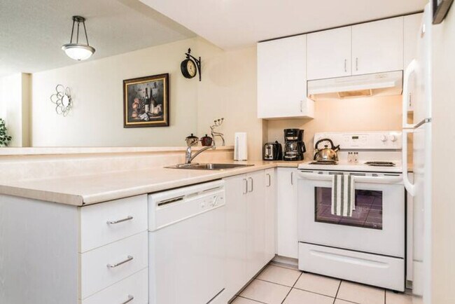 Building Photo - 1255 Rue De Bullion