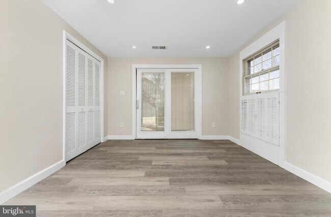 Building Photo - 403 W Poplar Rd