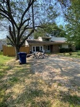 Building Photo - 3209 Mirror Lake Dr