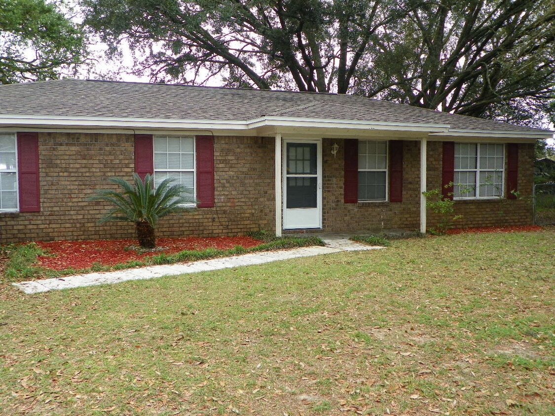 Primary Photo - Spacious & Pet-Friendly 3/2 Home in West P...