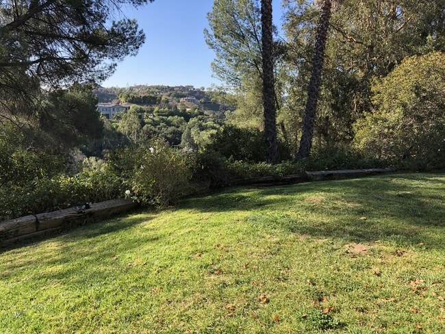 Building Photo - 2777 Coldwater Canyon Dr