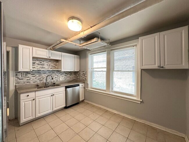 Foto del edificio - 8140 Keating Ave