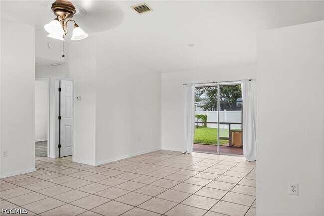 Building Photo - 1425 SW 10th St