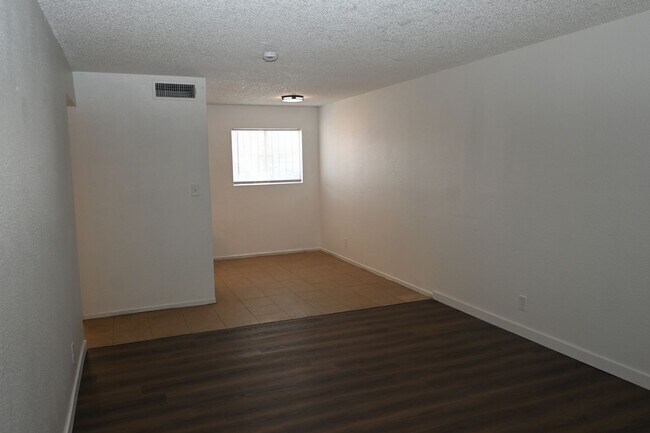 Foto del edificio - Downtown Las Vegas- Downstairs 2 Bedroom Apartment -2301 Stewart Ave