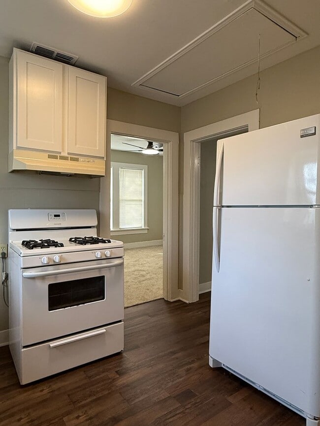 Building Photo - 1 Bedroom 1 Bath - Fenced Yard