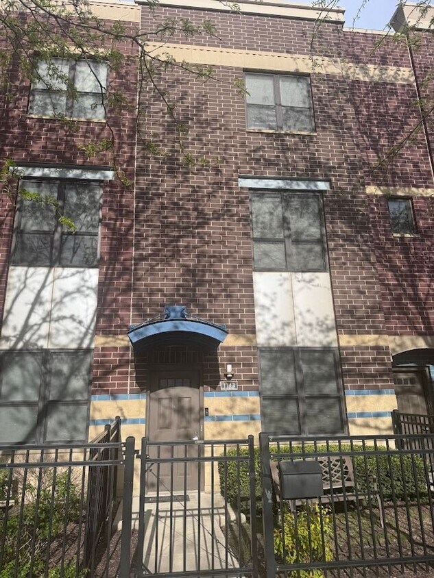 Foto principal - Modern 3BD/3BA Townhome Near North side wi...