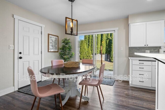 Building Photo - 3870 N Honeysuckle Dr