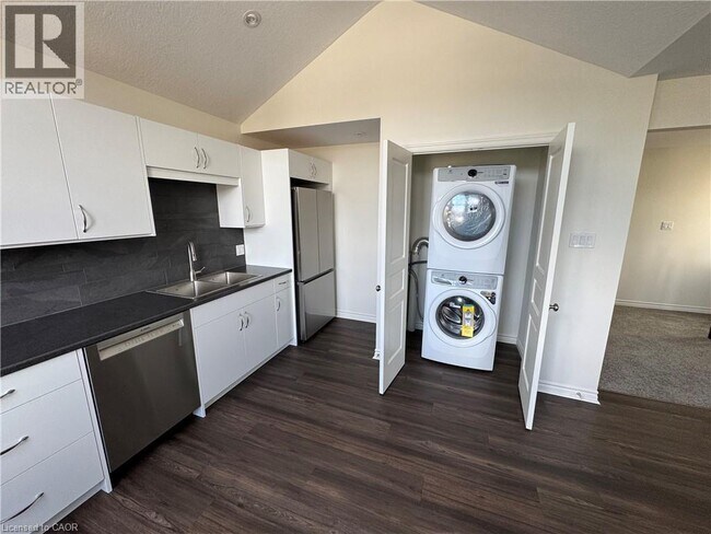 Photo du bâtiment - 15 Helena Feasby St