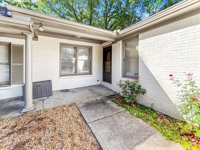 Building Photo - Charming Updated 2BR/2BA Duplex Close To E...