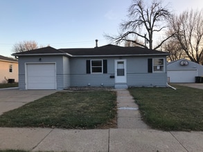 Building Photo - 2909 E Claudette Dr