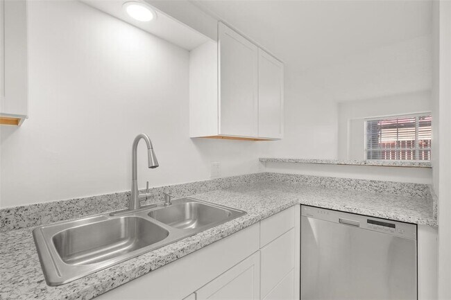 Building Photo - 3371 Continental Dr