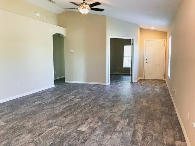 Building Photo - Beautiful 3 Bedroom 2 Bath for Rent in Spring Hill!