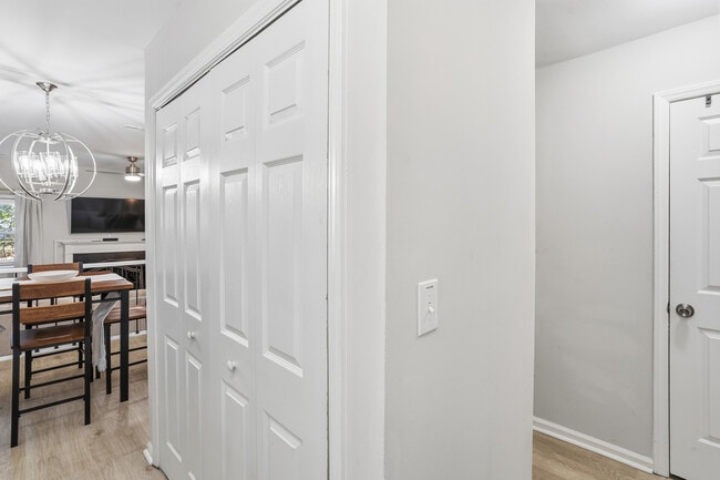 Building Photo - 808 Kendall Dr