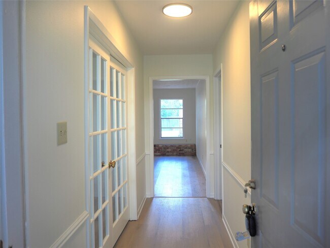 Building Photo - 3218 Crestdale Dr