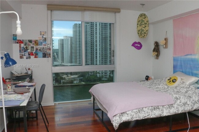 Foto del edificio - 325 S Biscayne Blvd