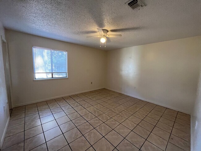 Foto del edificio - 841 Meadow Ln