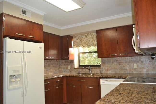 Foto del edificio - 491 Racquet Club Rd