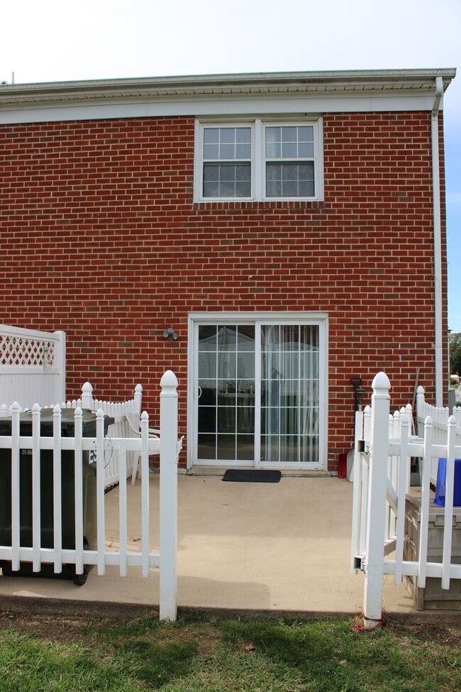 Building Photo - Townhouse