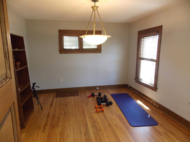 Building Photo - 321 S Wheaton Ave
