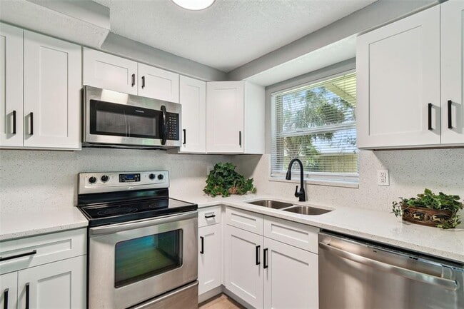 Building Photo - 4940 Rosedale Ln