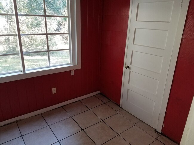 Building Photo - 3 bed 1 bath for rent