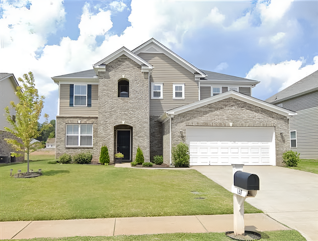 Foto principal - Large 4BR/3BA Available May 15th