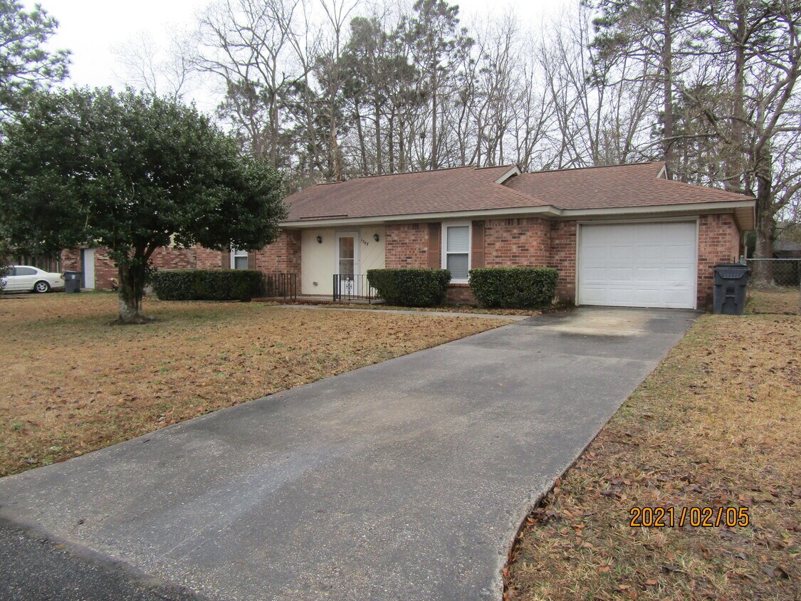 Primary Photo - 1207 Hampton Dr