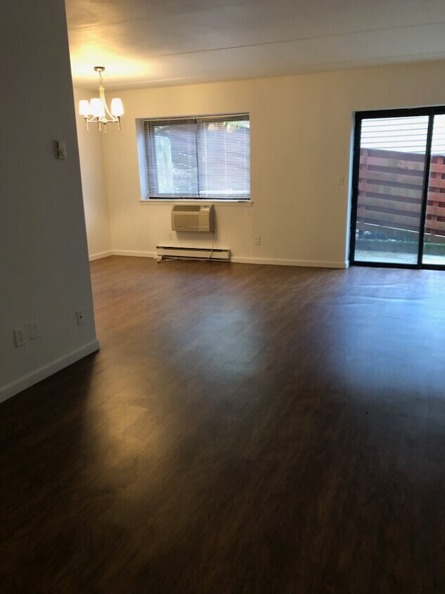 Foto principal - 240 W Post Rd