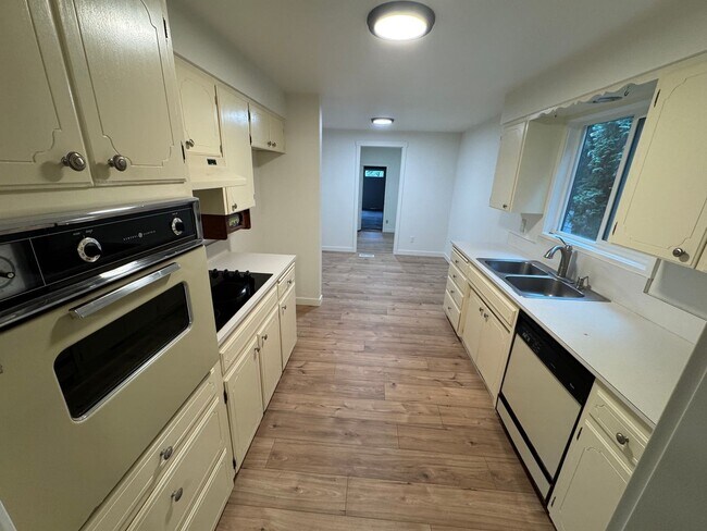 Foto del edificio - Beautifully Renovated 4-Bedroom Home in NW...