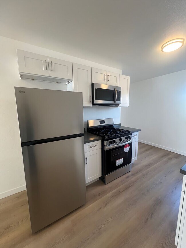 Building Photo - 924 N Kingsley Dr